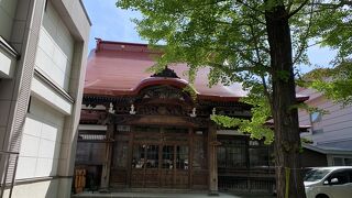 赤い屋根に赤い柱