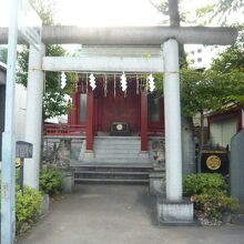 魚河岸水神社の鳥居と本社殿の様子です。神田神社の西側です。