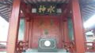 神田明神の敷地の中に、魚河岸水神社があります。日本国内の水神社の本社となっています。