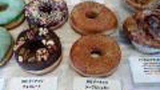 坂道を上がったところにあります