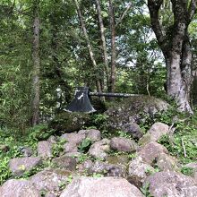 本堂横にあるマサカリ