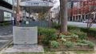 烏丸御池交差点の北東の角に