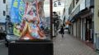 メインストリートの両側に