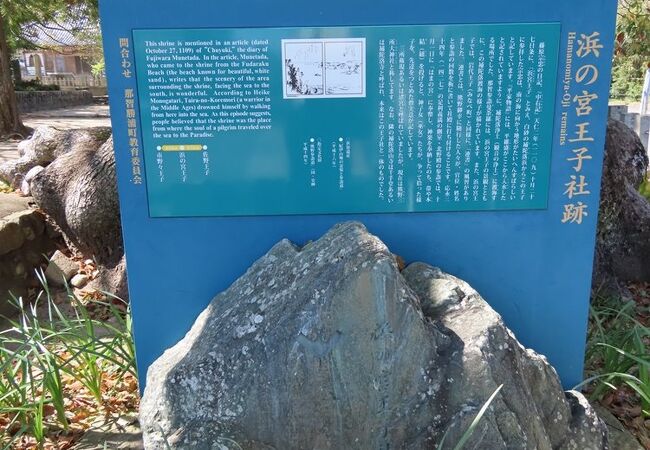 樹齢800年の立派な楠も目印