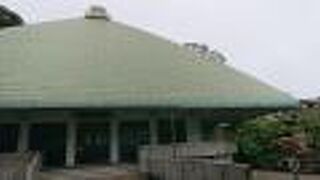 曇り空の下、緑の屋根に趣を感じました