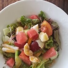 フルーツを混ぜたサラダ