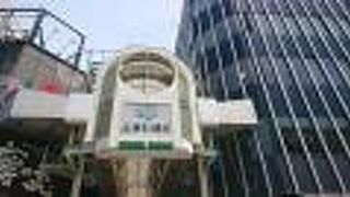 陽射しからも通行人を守ってくれています