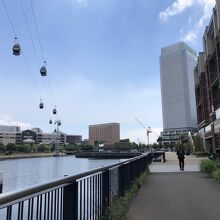 ロープウェイのすぐ下を通る遊歩道