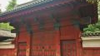 一般人は大学構内への立ち入りが禁止されています