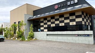 広々とした素敵なカフェでモーニング