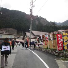 周辺は飲食店もあり