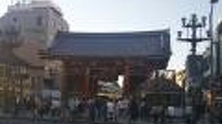 御神輿が通りやすいよう畳まれ上がる雷門の大提灯