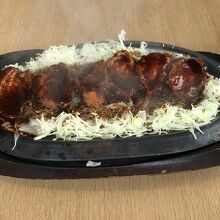 味噌ソース？を後から、店員さんがかけてくれました。