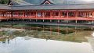 雅やかな 朱塗りの 厳島神社 廻廊