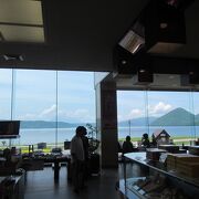いもてんの窓口販売と洞爺湖を眺める2階食堂