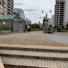 左手に喫煙スペースあり