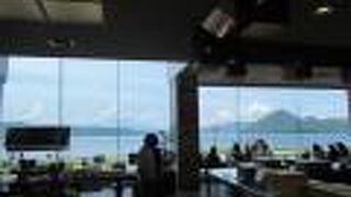 いもてんの窓口販売と洞爺湖を眺める2階食堂