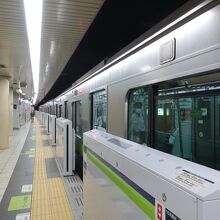 都営地下鉄新宿線の本八幡駅はホームドアがあります