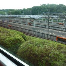 レオライナーから見た西武狭山線の西武球場前駅