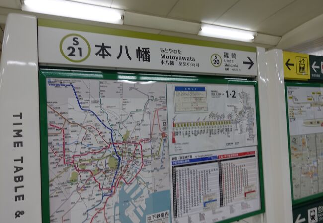 都営地下鉄新宿線の駅は始発なので座れます。