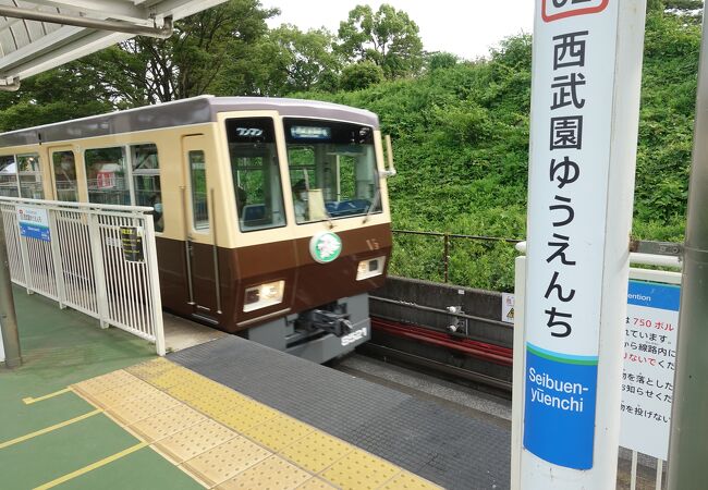 遊園地西駅