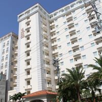 ～白亜の外観が沖縄の空に映えますね～