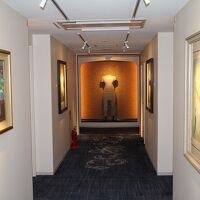 廊下を利用した「ミニギャラリー」は歩くのが楽しくなります。