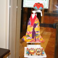 玄関ドア前に置かれた琉球舞踊姿の素敵なアルコール消毒液容器。