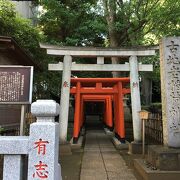 八芳園の正門脇にある神社