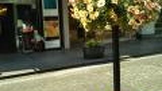 品の良い雰囲気のショッピングストリート