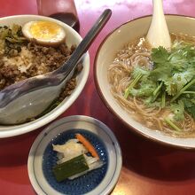 牡蠣は２個入り。