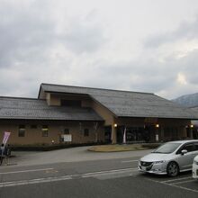 日帰り温泉棟、山奥とは思えない綺麗な施設