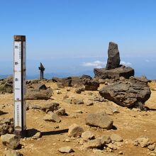 山頂広場と「熊野岳」の表札