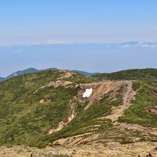 山頂から眼前に見える地蔵山