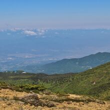 山頂から蔵王温泉と山形市街を望む