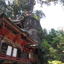 左側が拝殿・幣殿です。