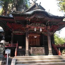 拝殿です。後ろが御姿岩です。