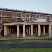 スタジアムの下の貯水空間が見える