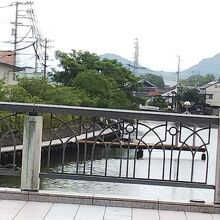 橋からも見えます。