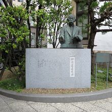 左手には坪内逍遥先生の像があります