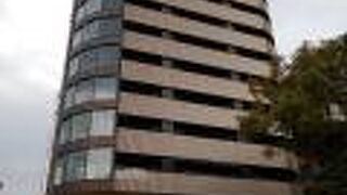 平和公園の向かいのビル。展望台への入場料が・・