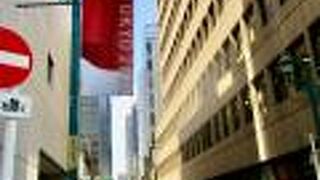 通りはレンガ造りに舗装されている