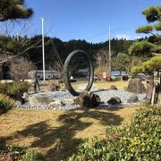 伊根町の浦嶋神社の前にあります。