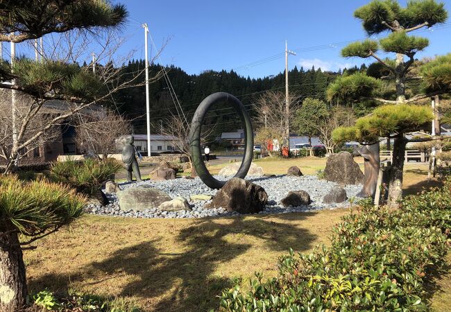 伊根町の浦嶋神社の前にあります。