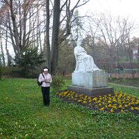 2008年ホテルの中庭にある皇妃の座像を訪れた。