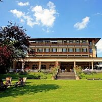 芝生のあるホテル前景