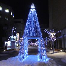 おーこれは下を道リ抜け可能な青色電飾ツリー