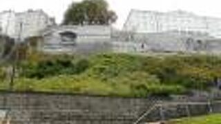 旧市街の西にある小高い丘