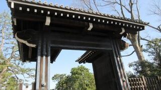 京都御苑の御門の一つ中立売御門は御苑の西側中央あたりにあります