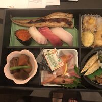 頼んだルームサービス。美味しくてあっという間でした。